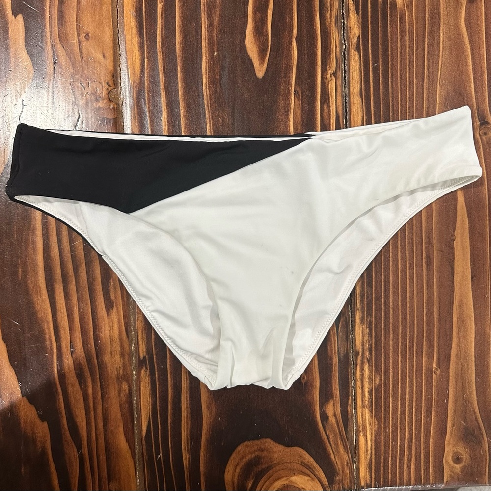 🌼5/$15🌼 VS white and black bikini bottoms